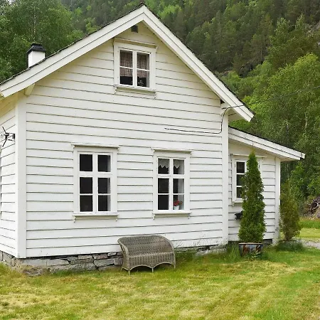Feriehus Three-bedroom Holiday In Førde *