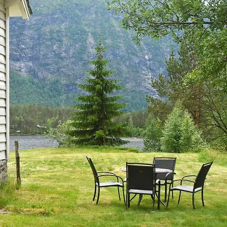 Three-bedroom Holiday In Førde *