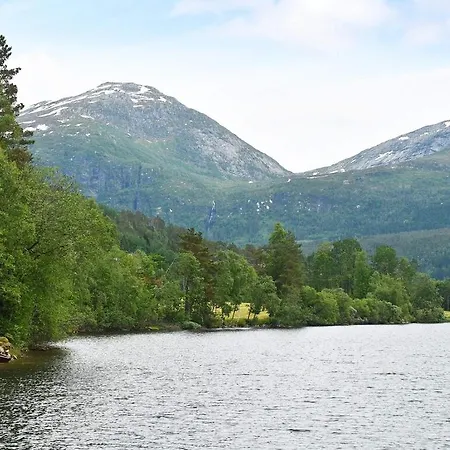 Three-bedroom Holiday In Førde *