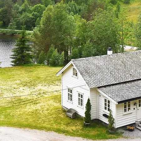 Three-bedroom Holiday In Forde Holiday home Mo (Sogn og Fjordane)