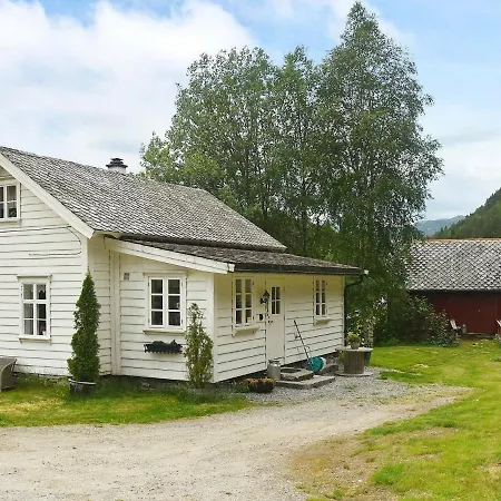 Three-bedroom Holiday In Førde *