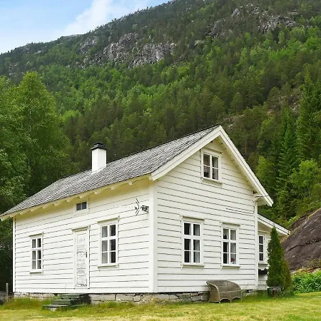 Three-bedroom Holiday In Førde *